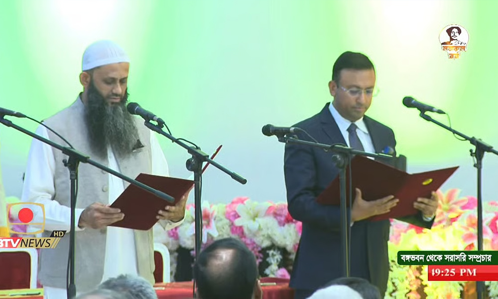  The photo shows two new state ministers. Image: Screen grab